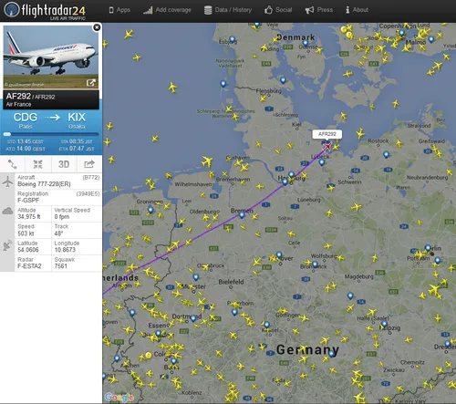 Kartenansicht von Flightradar24 mit Flugzeugen über Norddeutschland